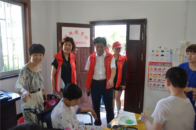 城投集團開展“傳承紅色基因，敬老愛幼先行” 現場獻愛心活動