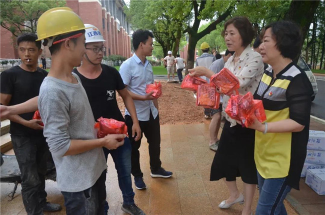 炎炎夏日送清涼，點滴關懷暖人心——城投集團各黨支部開展“送清涼”慰問一線員工活動