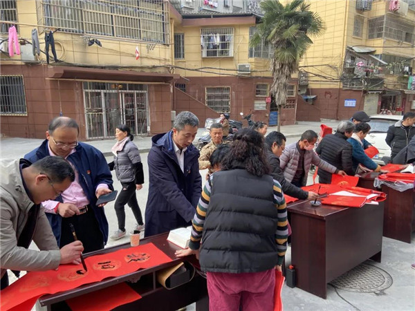 城投集團送福送春聯，社區公益活動暖人心