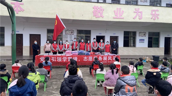 市城投集團開展“黨建引領學雷鋒，志愿服務展風采”送溫暖活動