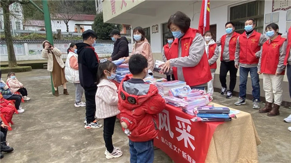 市城投集團開展“黨建引領學雷鋒，志愿服務展風采”送溫暖活動