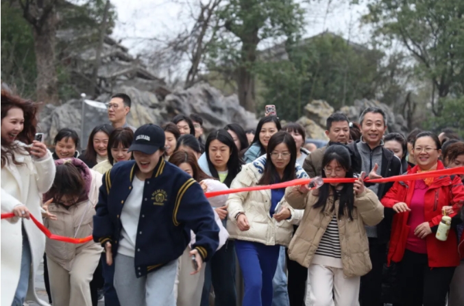 市城投集團開展“團結一心 拼搏進取 奮戰2025”迎新年登山、健步走活動